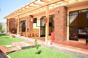 Terrace/patio - Beautiful bed & breakfast with a Garden in charming Arusha (Arusha)
