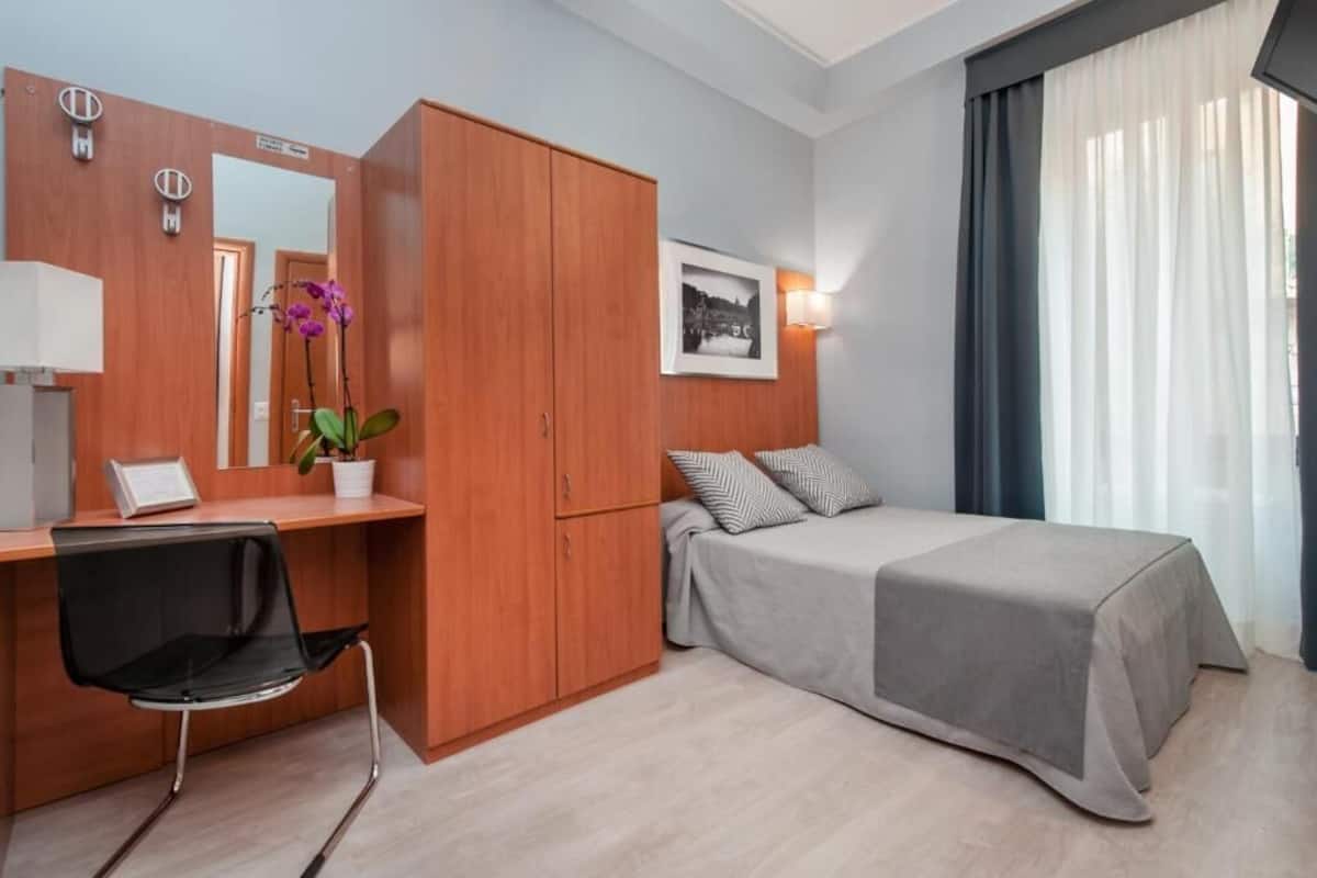 Comfort Double Room Single Use | Hypo-allergenic bedding, in-room safe, desk, laptop workspace
