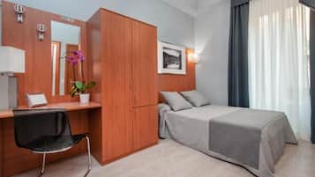 Comfort Double Room Single Use | Hypo-allergenic bedding, in-room safe, desk, laptop workspace