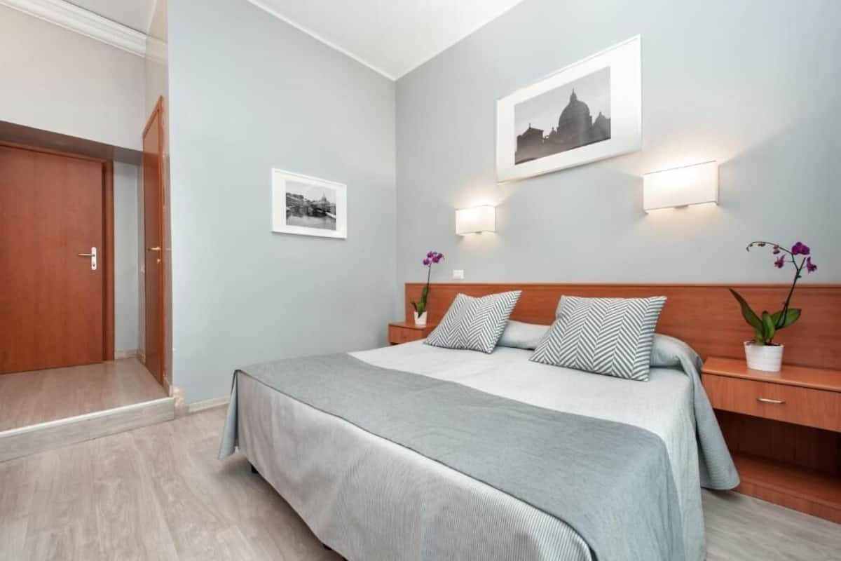 Hypo-allergenic bedding, in-room safe, desk, laptop workspace