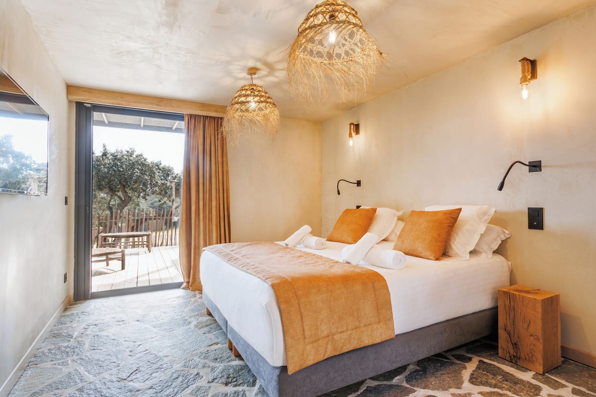 Deluxe kamer, 1 twee- of 2 eenpersoonsbedden, terras, uitzicht op tuin | 1 slaapkamer, een kluis op de kamer, geluiddichte muren, gratis wifi