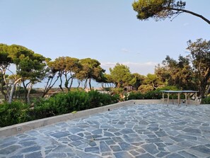 Habitación cuádruple Deluxe, terraza, vistas al mar | Vistas desde la habitación