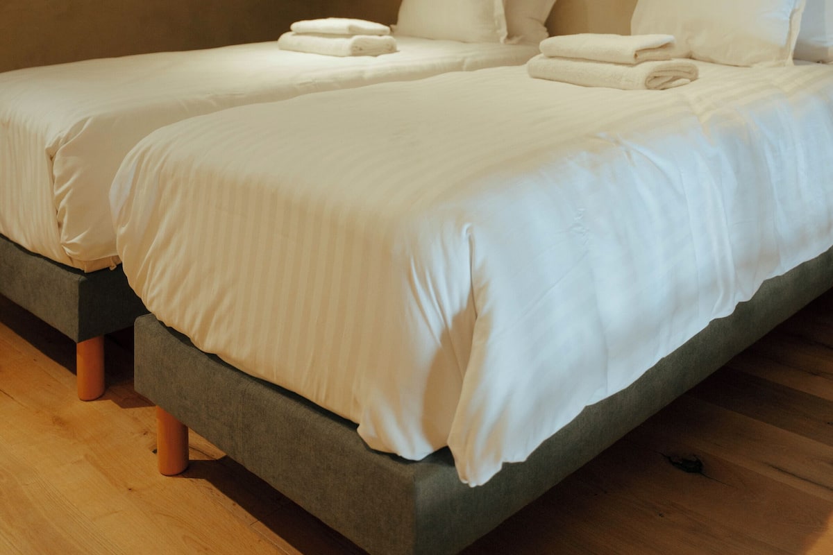 Superior vierpersoonskamer | Een kluis op de kamer, geluiddichte muren, gratis wifi, beddengoed