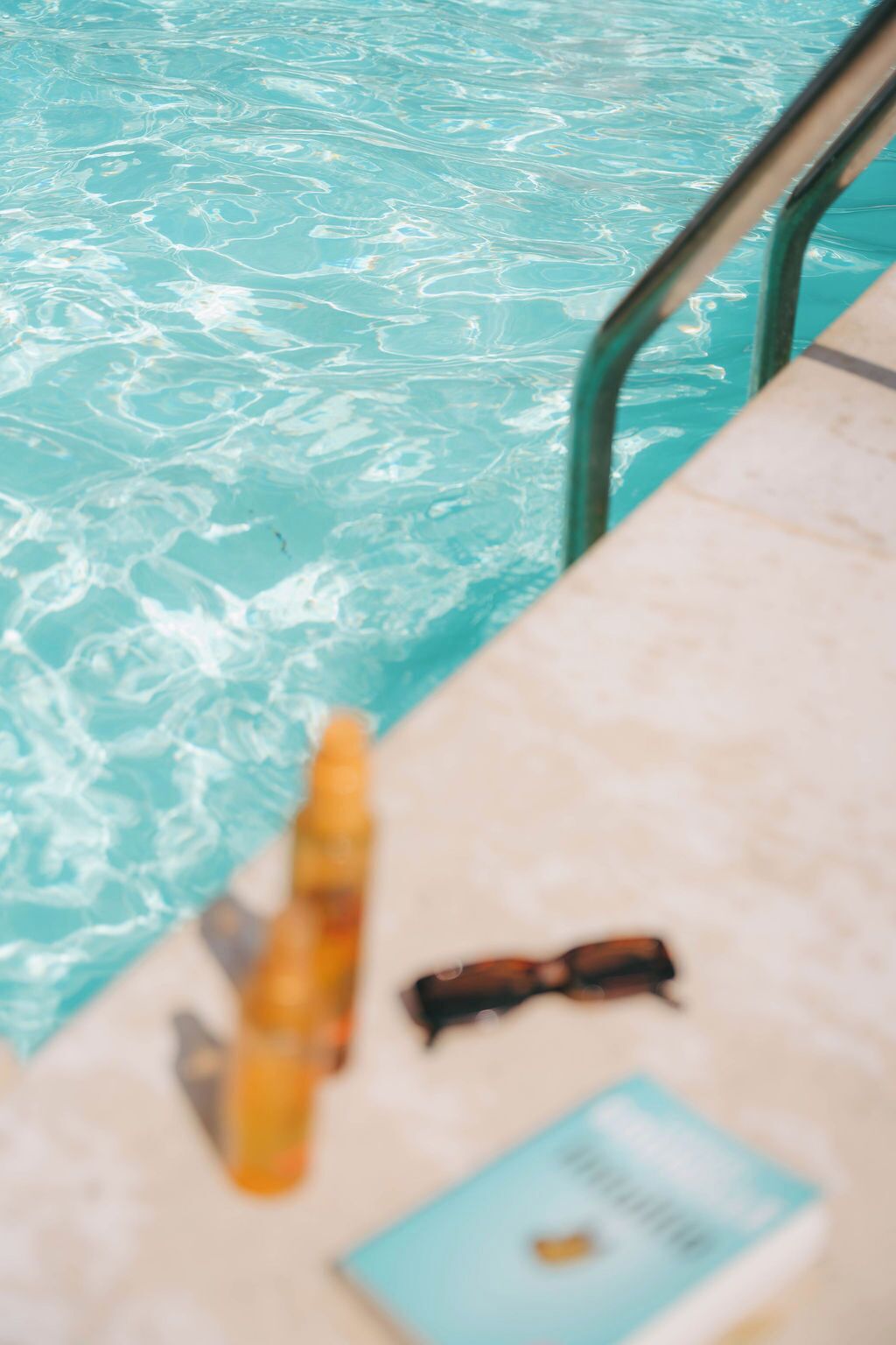 Una piscina al aire libre de temporada