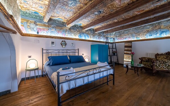 1 bedroom, in-room safe, free WiFi, bed sheets - Historic apartment in the heart of Naples (Napoli)