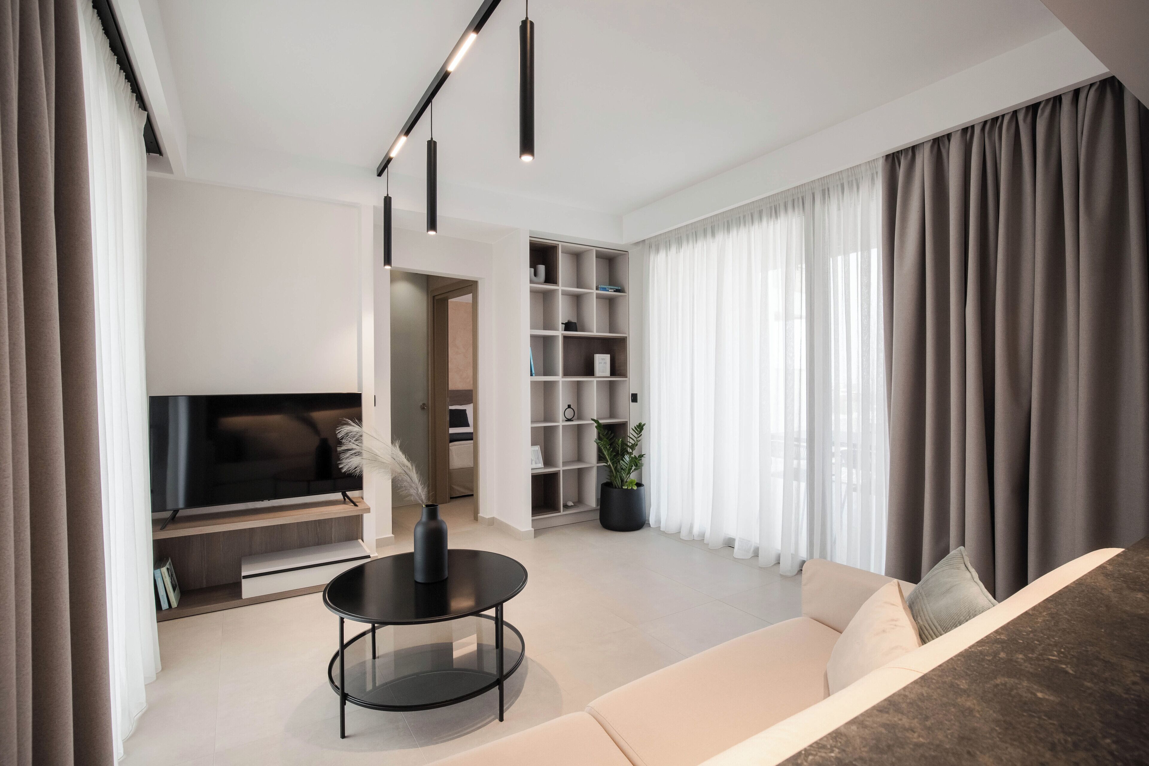 Suite – junior, byutsikt | Oppholdsområde | En 32-tommers Flatskjerm-TV med Parabol-TV