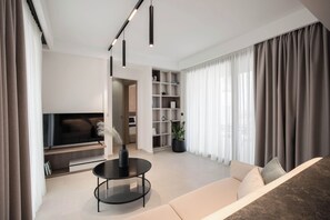 Junior suite, uitzicht op de stad | Woonruimte | Een 32-inch flatscreentelevisie met satellietzenders