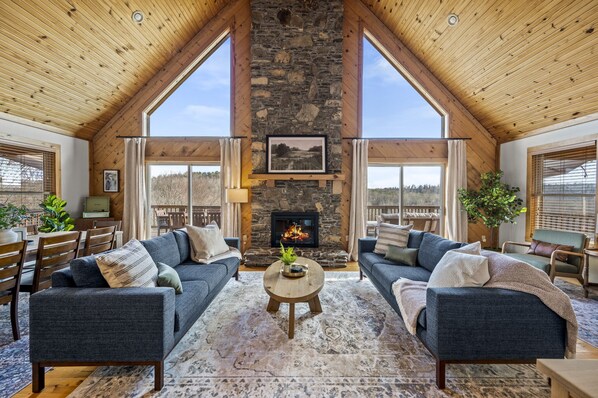 TV connectée, cheminée, baby-foot, livres