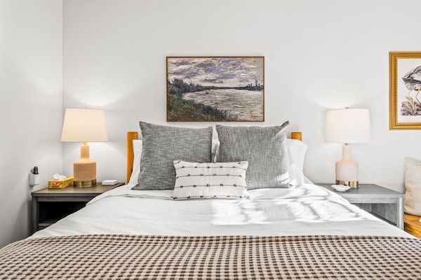 Blue Heron QUEEN bedroom. Soothing blue tones and cozy cotton linens.