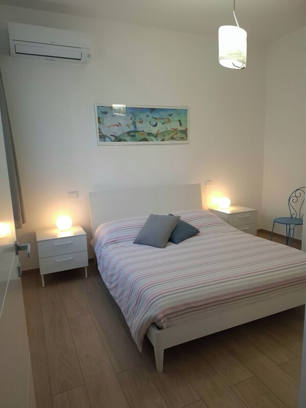 1 slaapkamer, een strijkplank/strijkijzer, reisbedje, gratis wifi