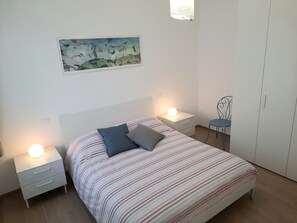 1 slaapkamer, een strijkplank/strijkijzer, reisbedje, gratis wifi