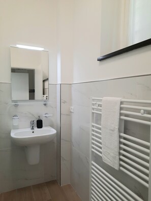 Een douche, een haardroger, een bidet, handdoeken