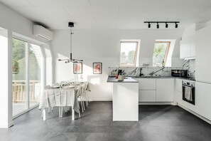 Frigorífico, microondas, horno y placa de cocina