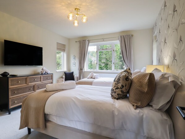 5 bedrooms, individually decorated, individually furnished, desk