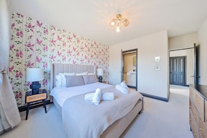 5 bedrooms, individually decorated, individually furnished, desk - 8 Newmarket Road (Royston)