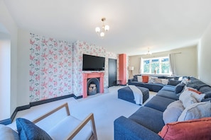 Flat-screen TV, fireplace - 8 Newmarket Road (Royston)