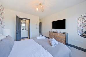 5 室のベッドルーム、客室ごとに異なる装飾、客室ごとに異なるインテリア、デスク