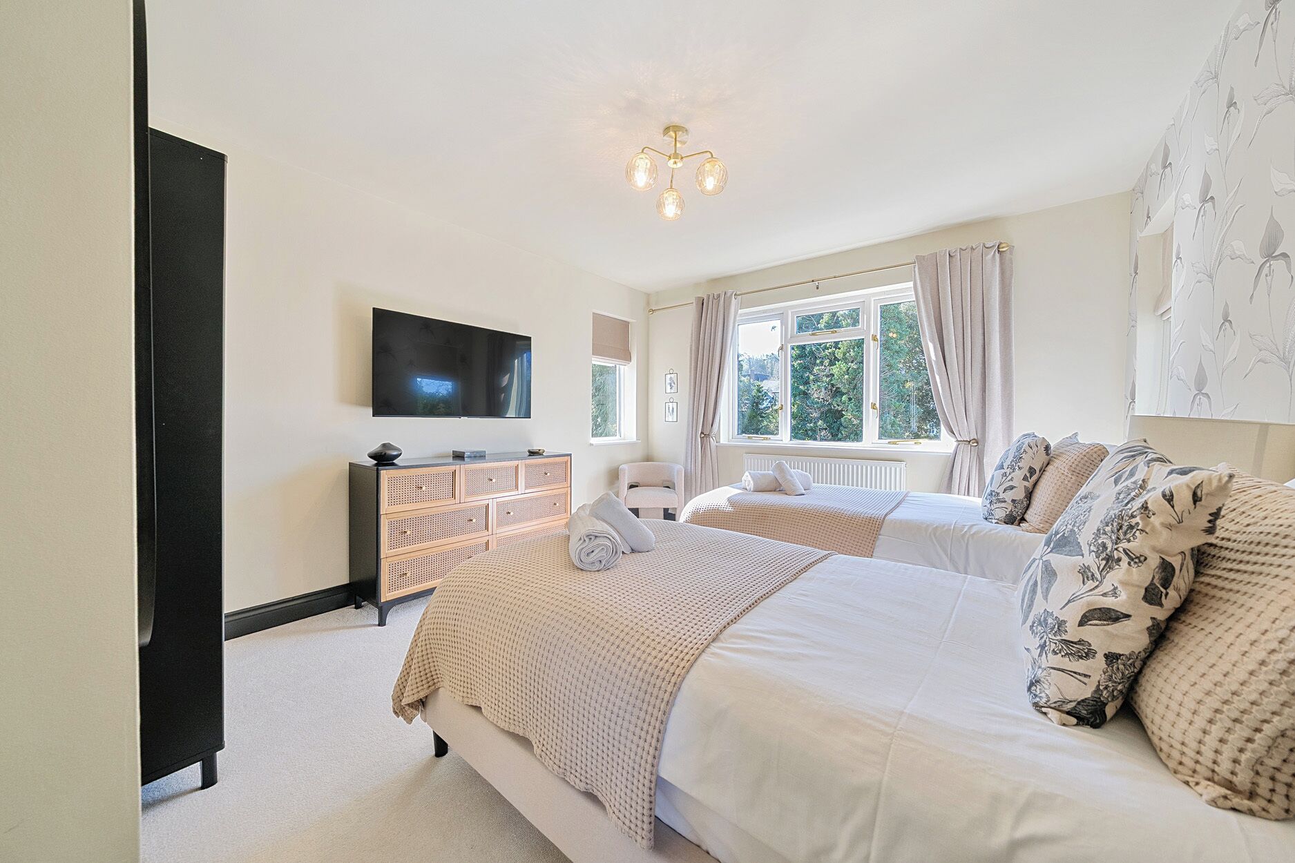 5 bedrooms, individually decorated, individually furnished, desk