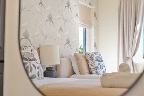 5 bedrooms, individually decorated, individually furnished, desk - 8 Newmarket Road (Royston)