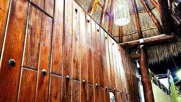 Fachada de la propiedad por la tarde o noche