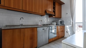Appartement (2 Bedrooms) | Cuisine privée | Four à micro-ondes, un four, surface de cuisson, lave-vaisselle