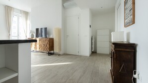 Appartement (2 Bedrooms) | 2 chambres, fer et planche à repasser, literie fournie