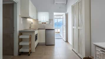 Suite Studio Supérieure | Cuisine privée | Réfrigérateur, plaque de cuisson, bouilloire électrique, grille-pain