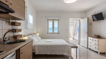 Suite estudio ejecutiva | Tabla de planchar con plancha, wifi gratis y ropa de cama
