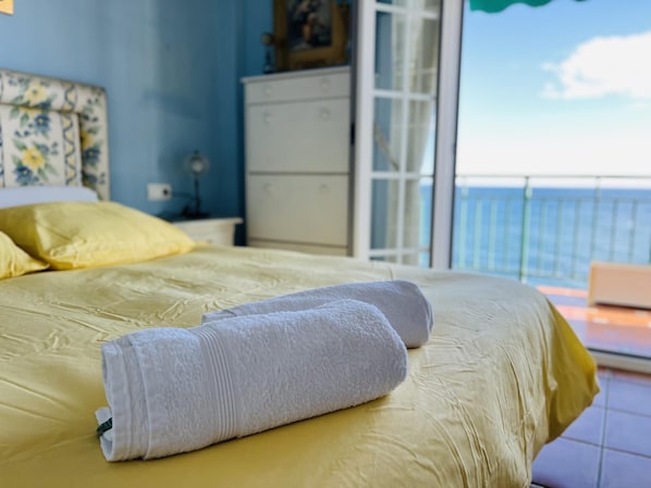 2 bedrooms, iron/ironing board, Internet, bed sheets