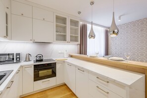 Comfort Apartment | Private kitchen | Fridge, microwave, oven, stovetop - Apartament Florencja z parkingiem (Nowy Targ)