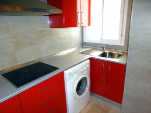 Geladeira, micro-ondas, cafeteira/chaleira, torradeira