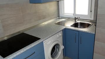 Frigorífico, microondas, cafetera o tetera y tostadora