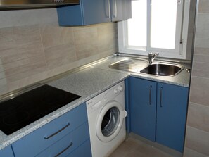 Jääkaappi, mikroaaltouuni, kahvin-/teenkeitin, leivänpaahdin