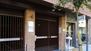A storefront with a metal gate and a sign for 'Falynys Estilista'. - Minimalist center loft (Córdoba)
