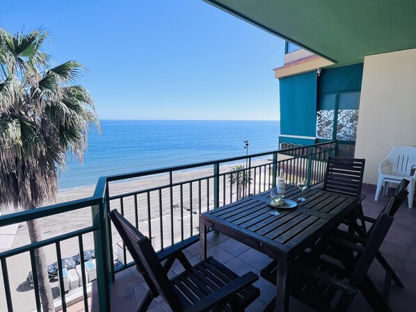 Outdoor dining - Costa del Sol apartment. (Fuengirola)