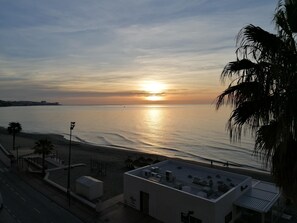 På stranden