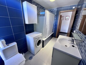 Shower, hair dryer, towels - Costa del Sol apartment. (Fuengirola)