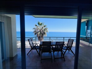 Outdoor dining - Costa del Sol apartment. (Fuengirola)