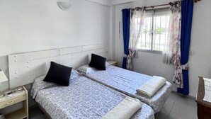 2 slaapkamers, een strijkplank/strijkijzer, internet