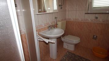 Room, 1 Bedroom, Balcony, City View | Bathroom
