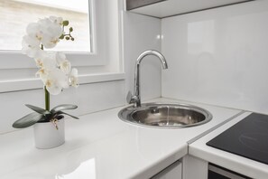 Kühlschrank, Herdplatte, Wasserkocher, Toaster