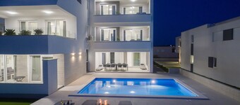 One-bedroom bungalow with pool & terrace