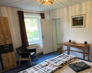 2 quartos, ferros/tábuas de passar roupa, berço de viagem