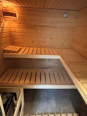 Sauna - Vacation apartment at Düstersee with terrace and sauna in your own garden (Temmen-Ringenwalde)
