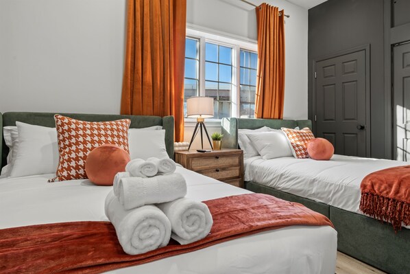 3 間睡房、書桌、熨斗/熨衫板、可攜式嬰兒床