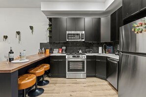 雪櫃、微波爐、焗爐、爐具