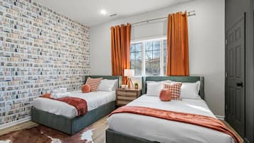 3 habitaciones, escritorio y tabla de planchar con plancha