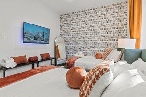 3 間睡房、書桌、熨斗/熨衫板、可攜式嬰兒床