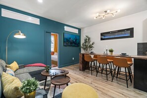 Télévision, cheminée, jeux vidéo, livres