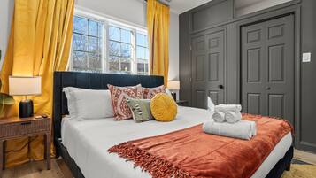 3 bedrooms, desk, iron/ironing board, travel cot